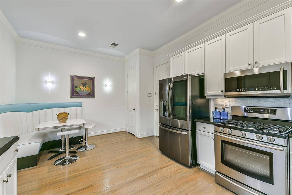 This breakfast room is a joy and convenience as you easily walk to and from the kitchen to serve delicious dishes for friends and family.