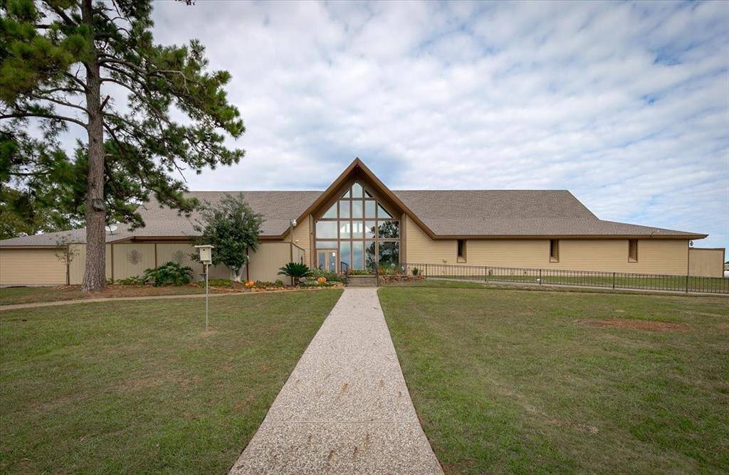 The Country Club is such a fun place to hangout and features a golf pro shop, locker rooms, 19 Hole Bar & Grill, a Fitness Center and a large banquet facility available for meetings, weddings, and parties.