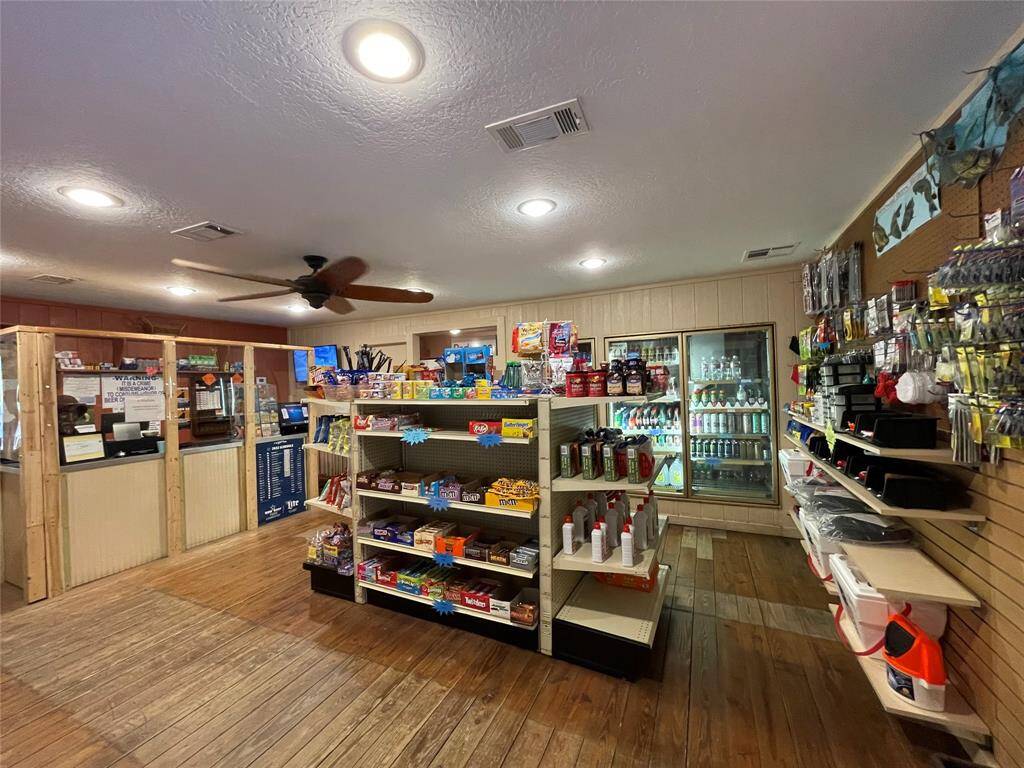 Your own country store located at the marina equipped with all your fishing needs, laundry facilities, and snacks to complete a fun boating day.