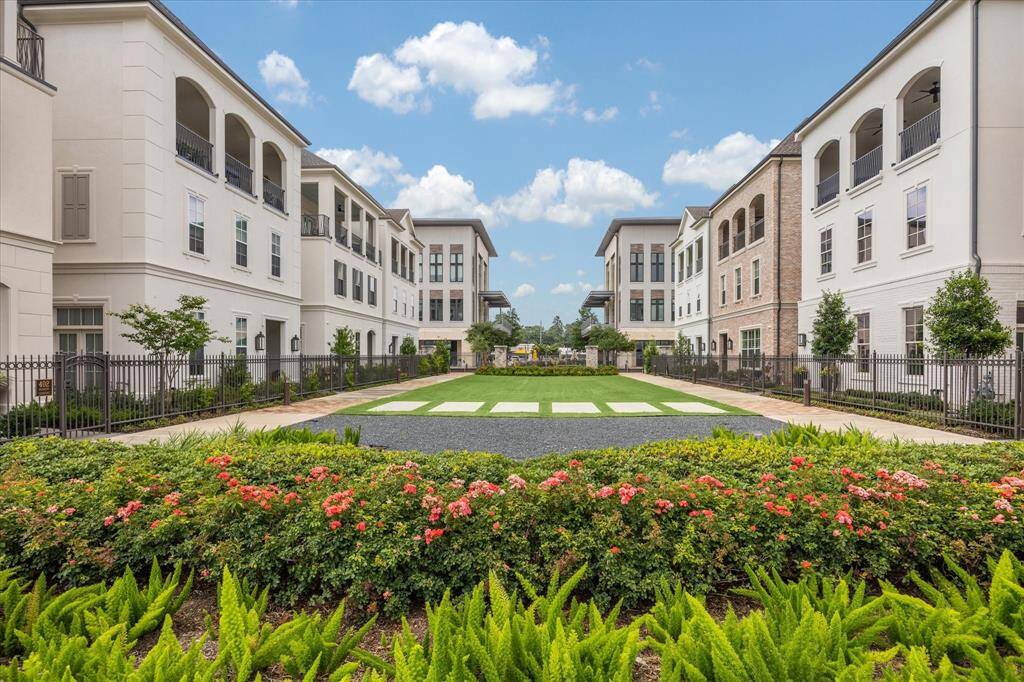 Green space conveniently connecting residential to restaurants and shops by pedestrian gates.