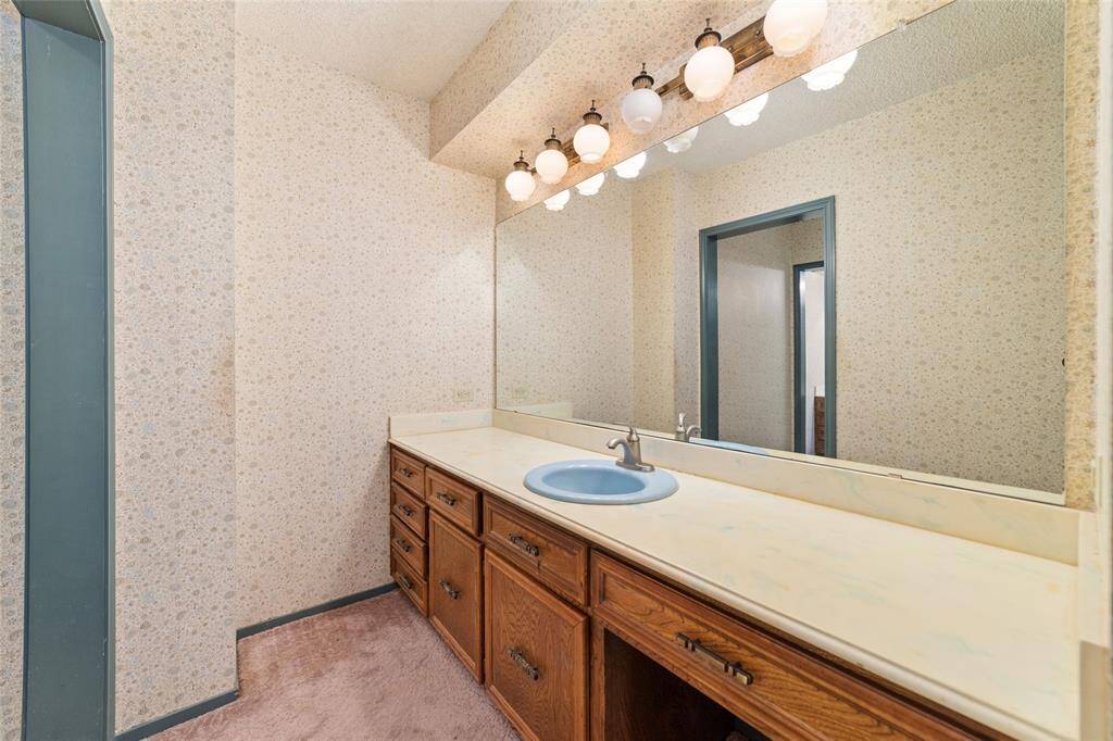 Second sink in the primary bathroom.
