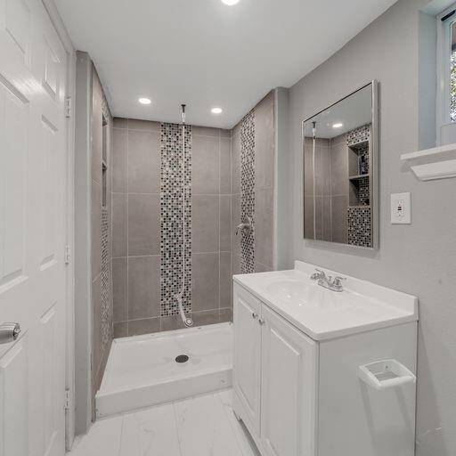 Unit B- Bathroom