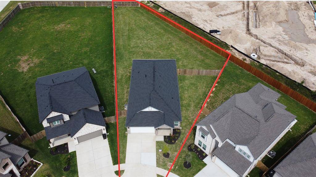 This home sits on a large cul-de-sac lot with ample yard space in front and the back, lush landscaping and a well-maintained yard.
