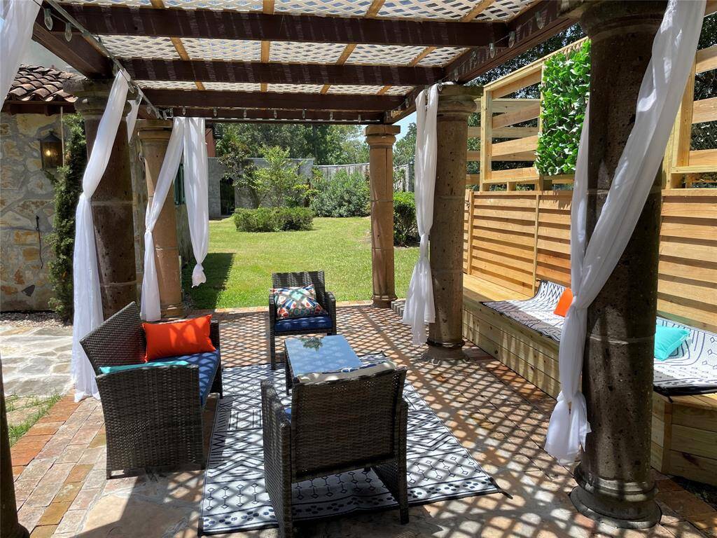 Delightful lanai for relaxing by the pool.