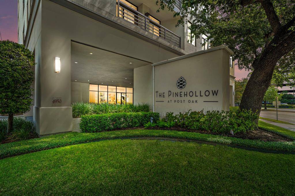 Don't miss this great opportunity to reside in the sought-after Tanglewood area! Welcome home to The Pinehollow, a pet-friendly building offering concierge services and excellent proximity to various retail, dining, and shopping options in Memorial Park, Downtown, and the Galleria.