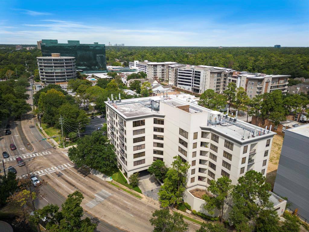 Just a brief 5-minute drive from the condominium is Memorial Park, boasting exciting amenities such as tennis courts, hiking and biking trails, and a sprawling 300-acre golf course.