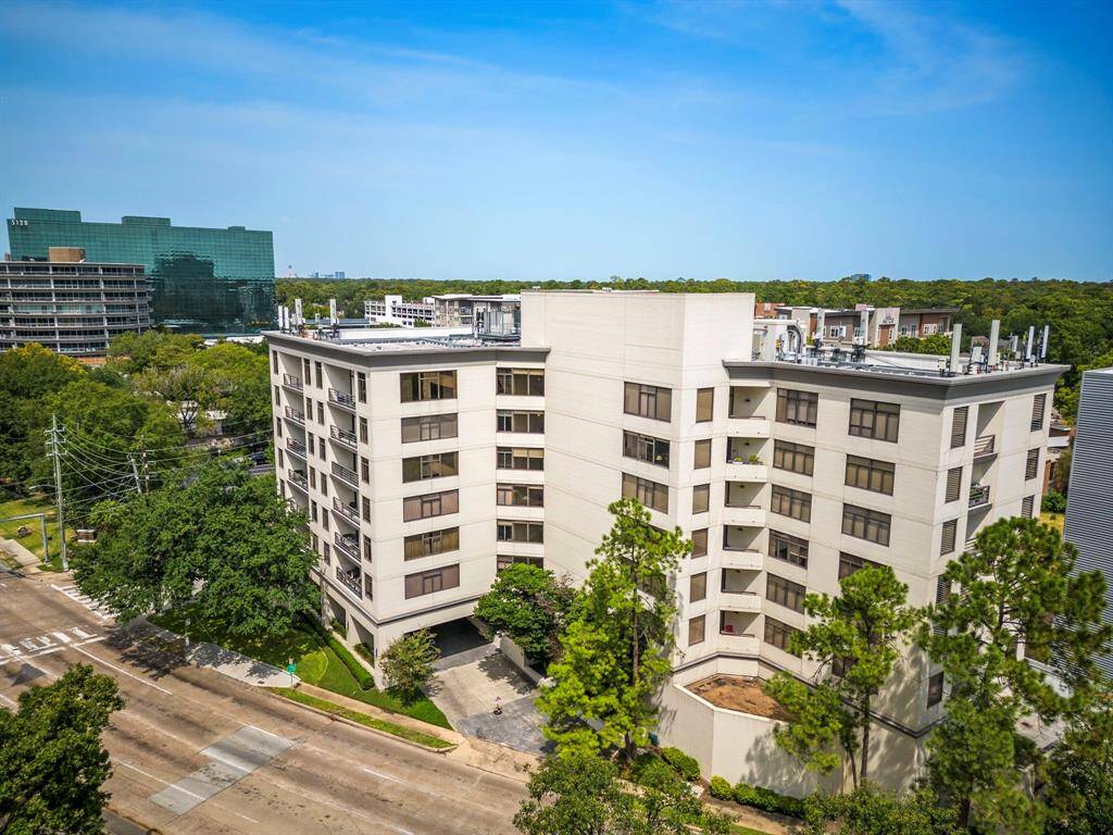 Welcome home to The Pinehollow, where you'll have access to over 300 shopping, dining, and entertainment options in Galleria, Uptown Park, and Tanglewood!