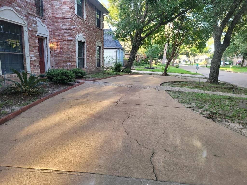 Spacious driveway