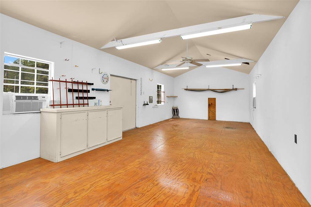Spacious guest house with air conditioning, perfect for hosting or converting into a versatile living space.