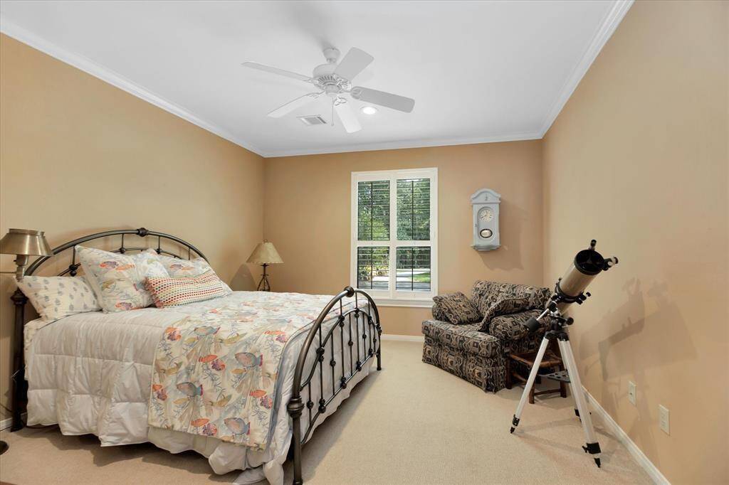 Split floor plan features 2 secondary bedrooms.