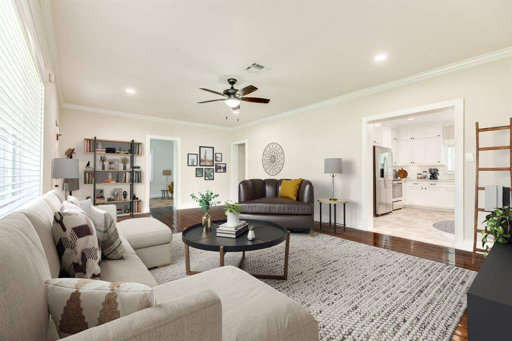 Nice Living Room w 9 ft Ceilings