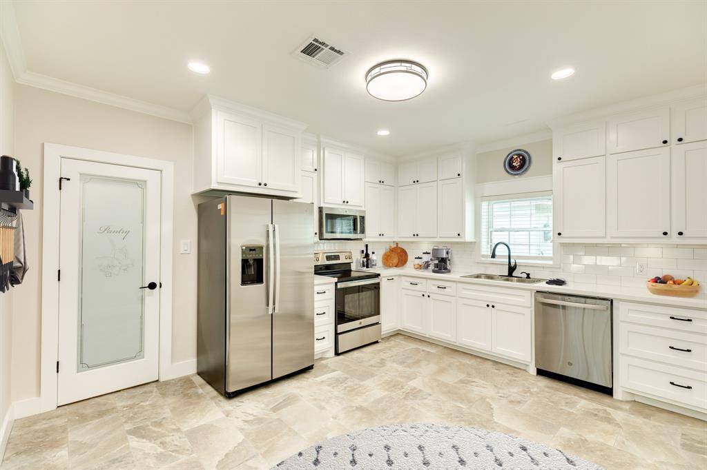 Beautiful Kitchen w New Appliances