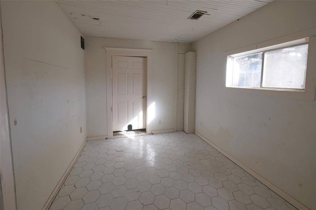 Entry/Extra Room - View From Front Entrance