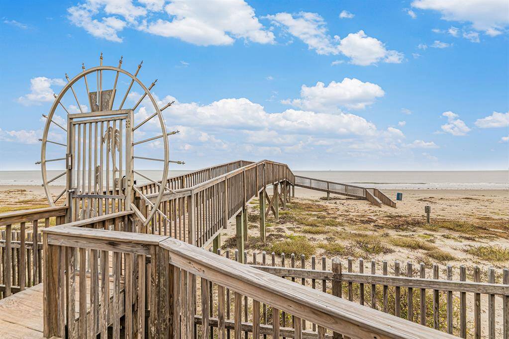 Private walkover to the beach so you don't have to cross the busy street