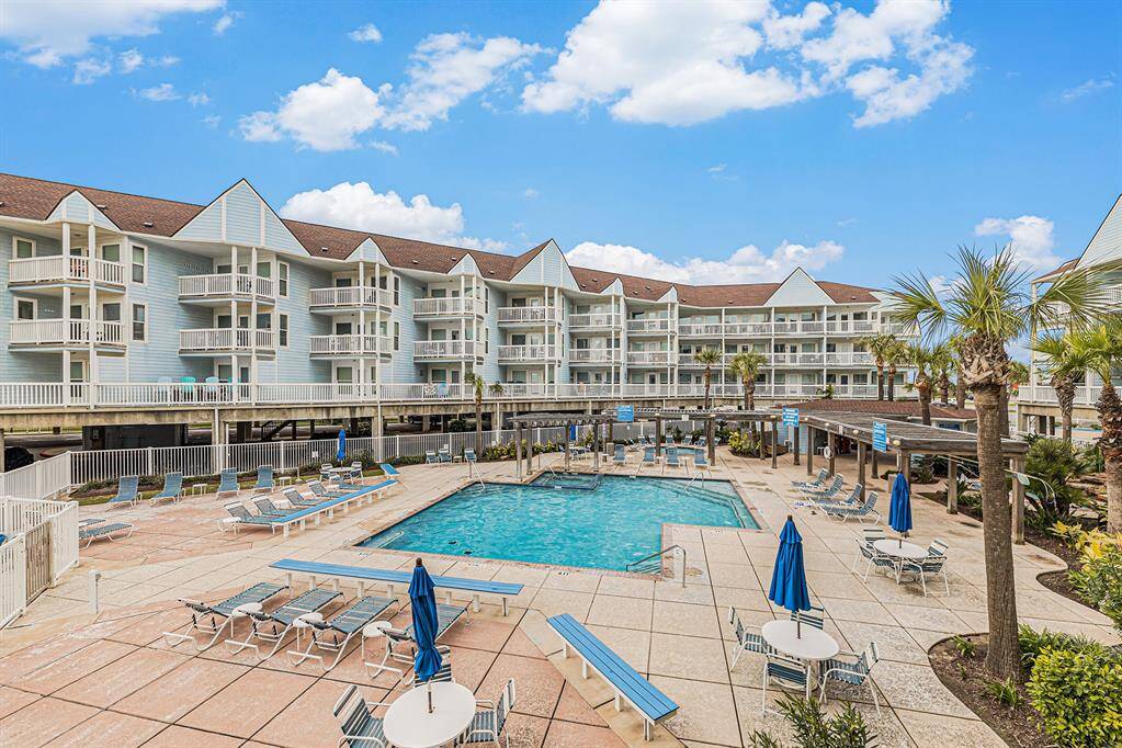 Pool area with two hot tubs and kiddie pool