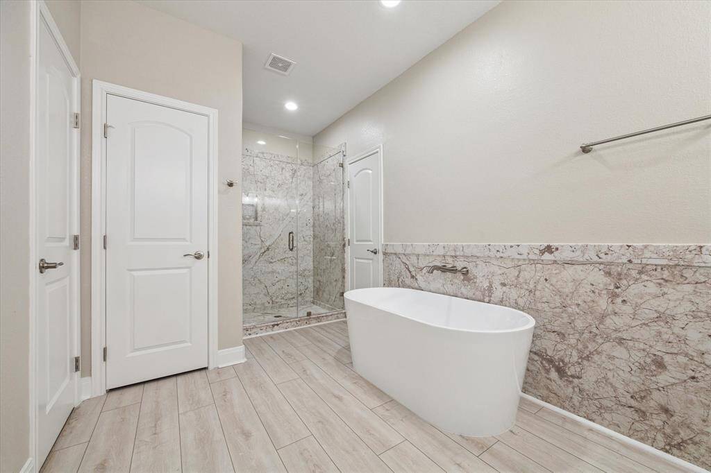 large primary bath soaker tub