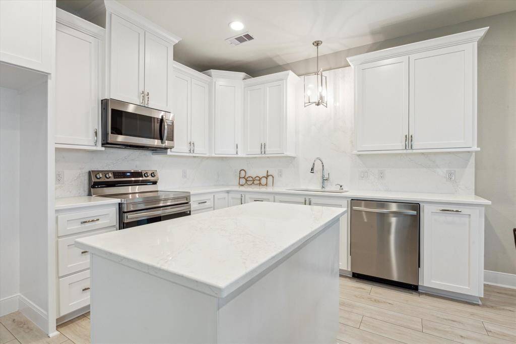 quartz countertops/stainless appliances