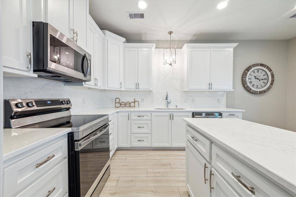 wraps of cabinets for lots of kitchen storage