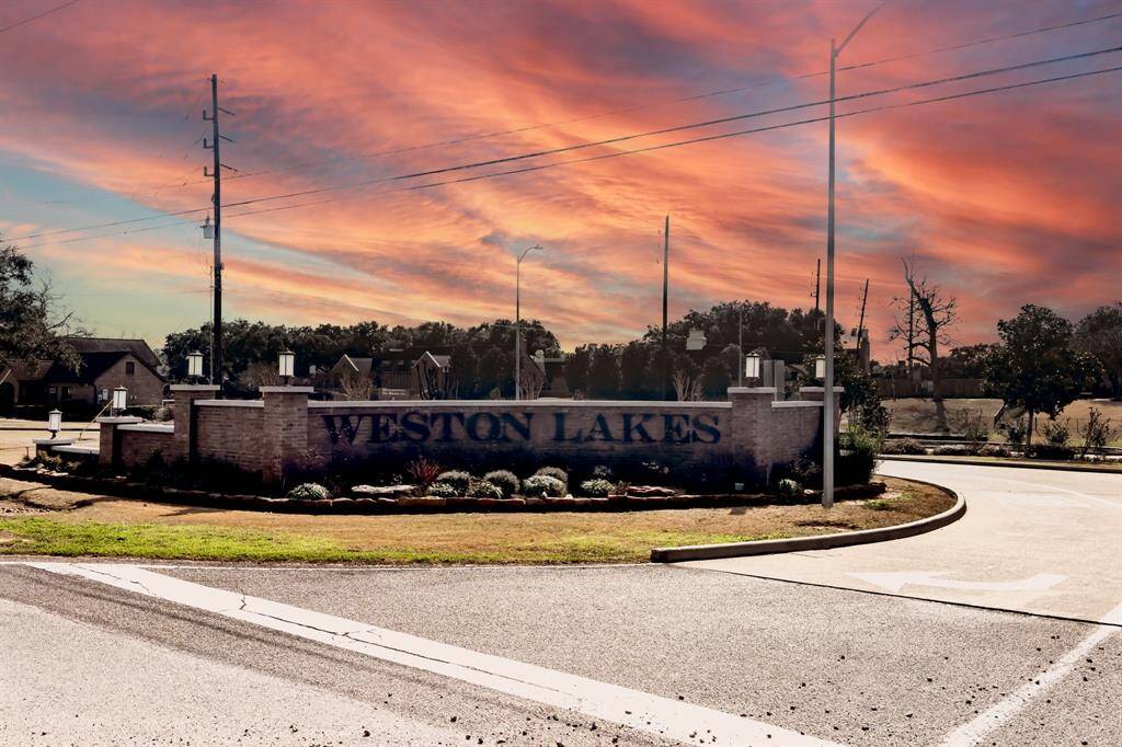 Welcome Home - Weston Lakes!  3033 Whispering Pecans Dr. Fulshear, TX  77441