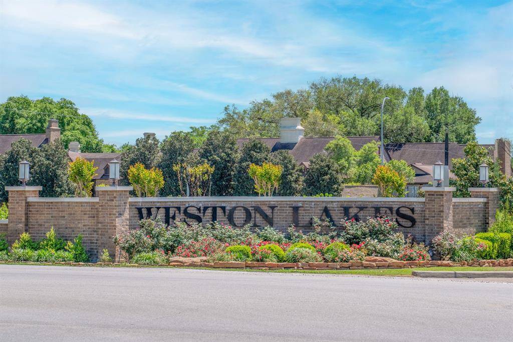 Weston Lakes! 3033 Whispering Pecans Dr. Fulshear, TX 77441