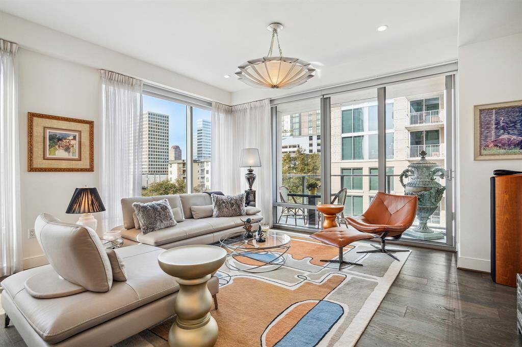 Living room located on this corner end unit offers 10' ceilings with north/west views, open to kitchen. Remote blinds throughout, sheer drapes and lighting can be operated by phone apps Siri/Alexa. Floor to ceiling windows throughout, 7" wide hardwood flooring, exterior balcony.