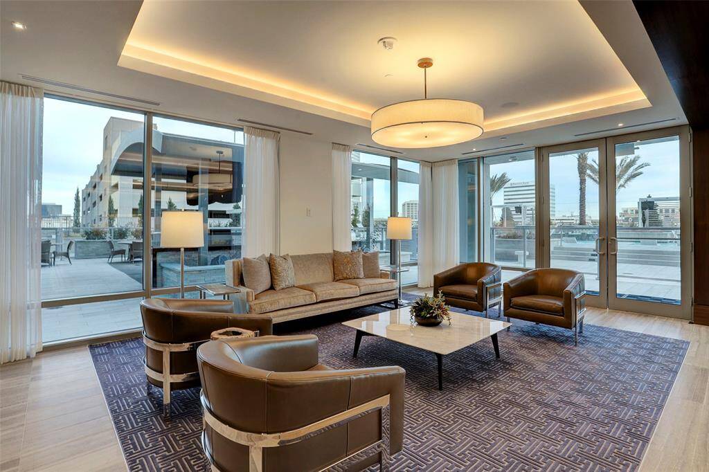 Meeting area overlooking the pool.