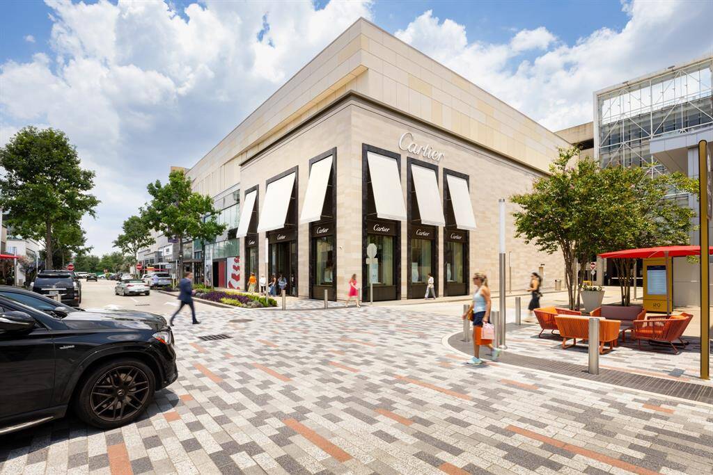 Walk to adjacent River Oaks District, Houston's premiere gathering place offering  over 60 shops, restaurants, and entertainment. Shop global brands including Hermes, Cartier, Dior, Harry Winston, Patek Philippe, Dolce & Gabbana, Van Cleef & Arpels, Baccarat & more. Dine in some of the city's finest epicurean restaurants, including Toulouse, Steak 48, MAD, Le Colonial, Bisou and more. Enjoy latest films reclined in luxurious IPIC pods with waitstaff serving up theater menu & mixology.