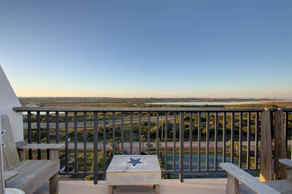 Patio balcony with beautiful views of the surrounding area.