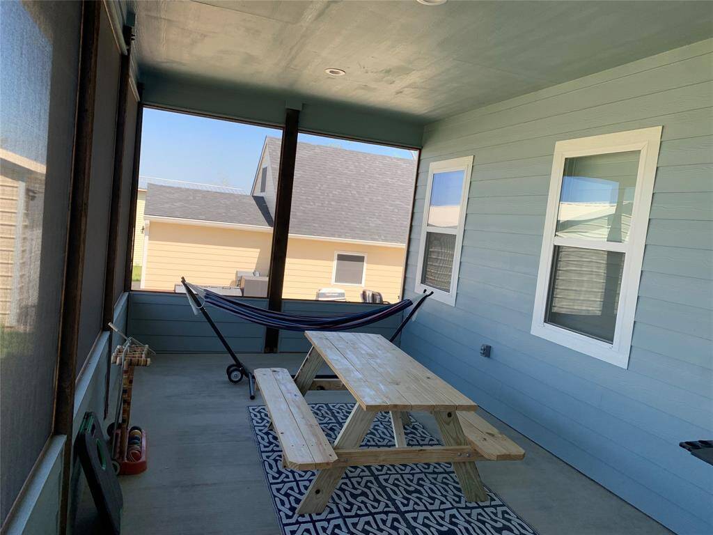 Screened-in-patio with door to the backyard