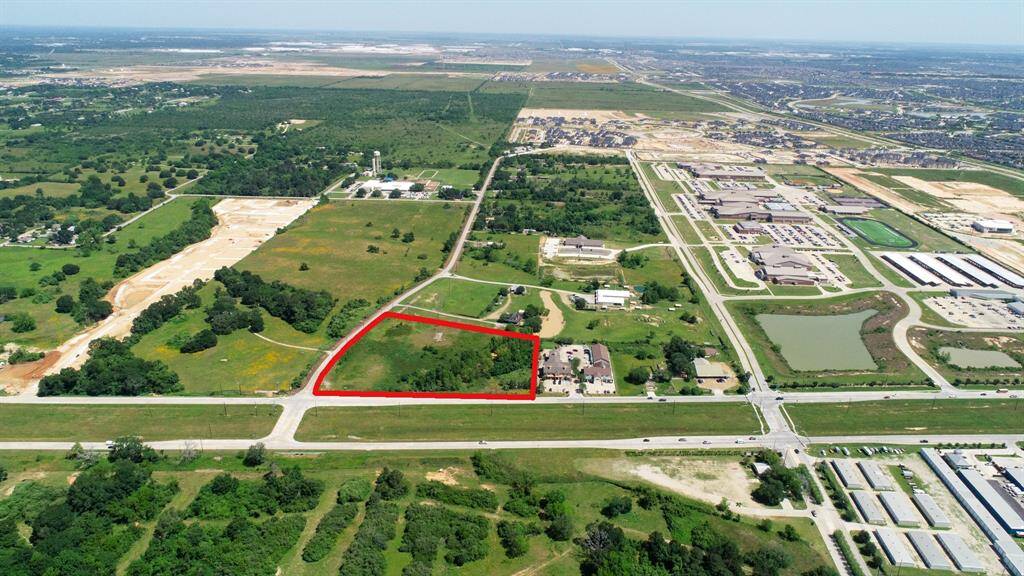 This view looks North and showcases the cross over intersection at FM 1093 and Fulshear-Katy Road (which leads directly into Cross Creek Ranch). There is almost no commercial within 3,300 acre Cross Creek Ranch, so this site will have easy access for residents in Cross Creek.