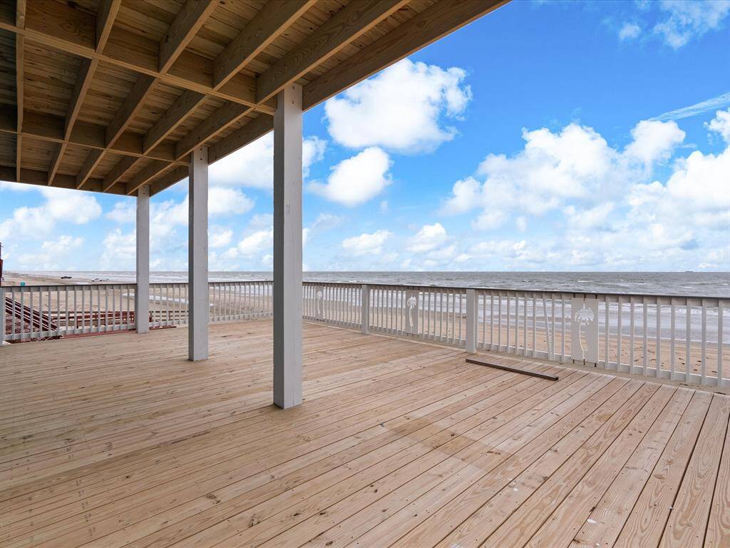 Expansive deck with stunning ocean views!