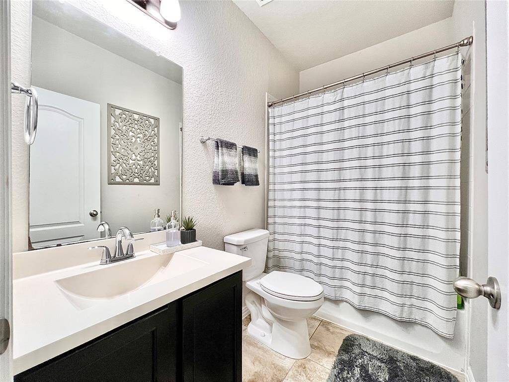 Up-Stairs Full Bathroom