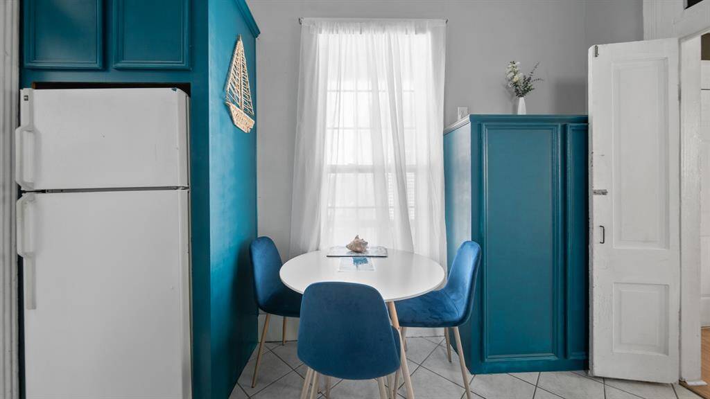 Unit 4 spacious & bright eat in kitchen
