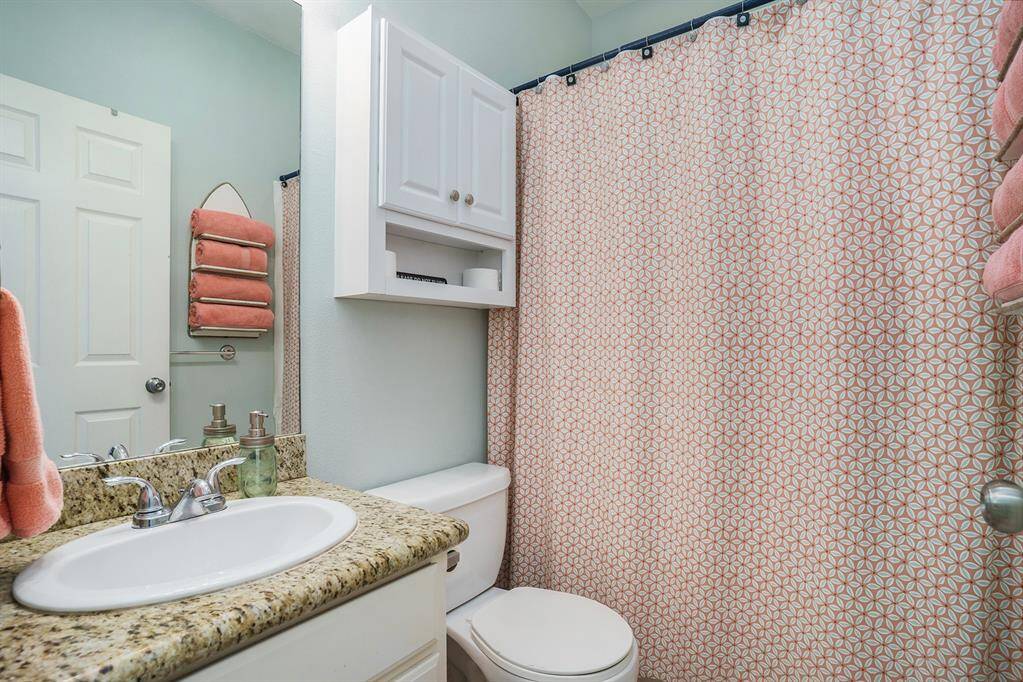 Secondary bathroom located between the additional bedrooms.