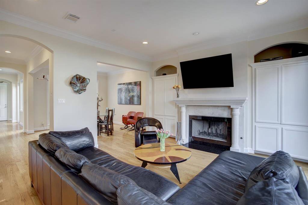 Light and bright living with outdoor access from all first floor rooms make this a great choice to have it all!