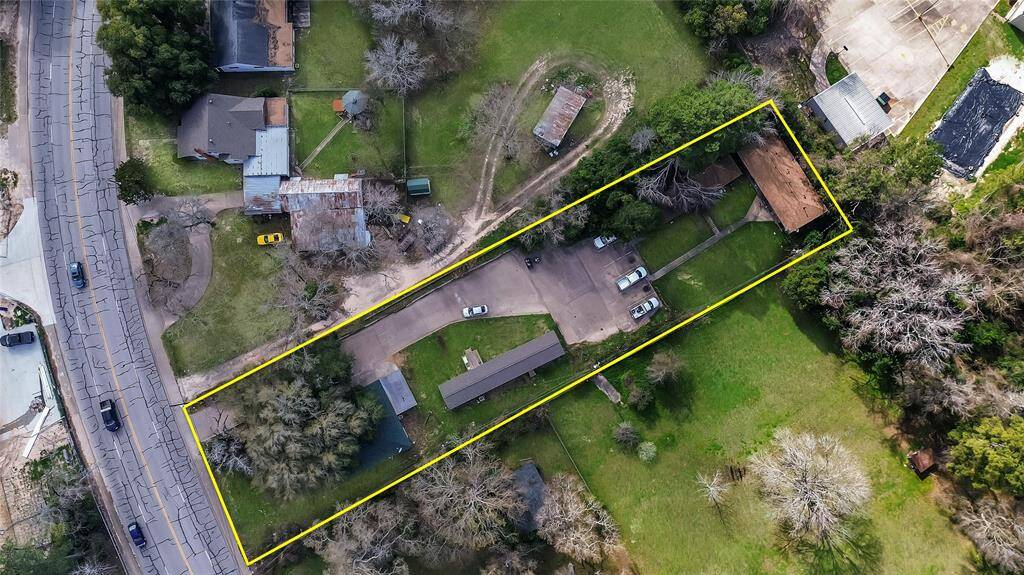 Property boundary is approximate. Lot includes single family home, manufactured home and two tri-plexes.