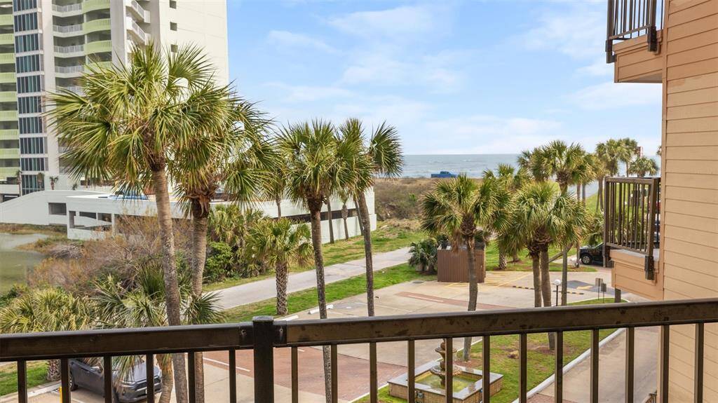 Large balcony with VIEWS!