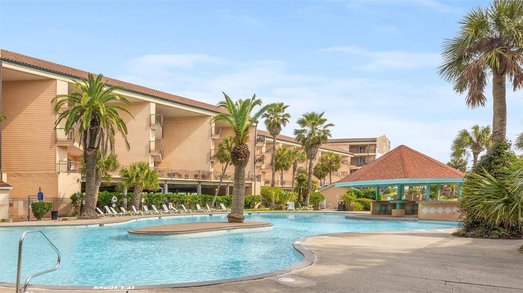 Palm tree in the middle of the main pool!