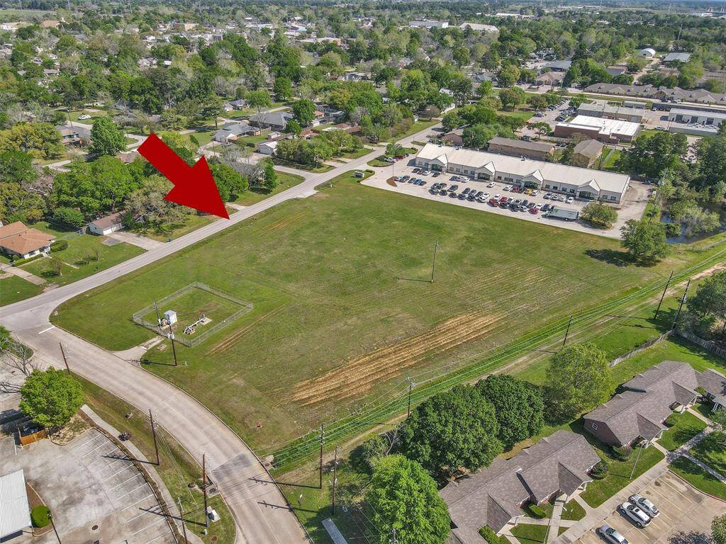 Corner lot with two options for entrance and exit.
