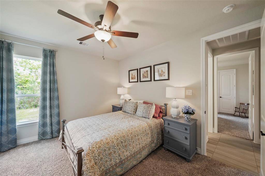 Secondary bedroom.