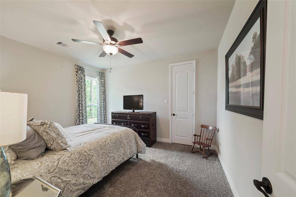 Secondary bedroom.