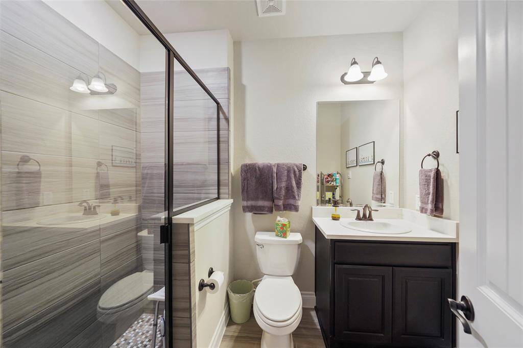 Ensuite bath with large walk-in shower.