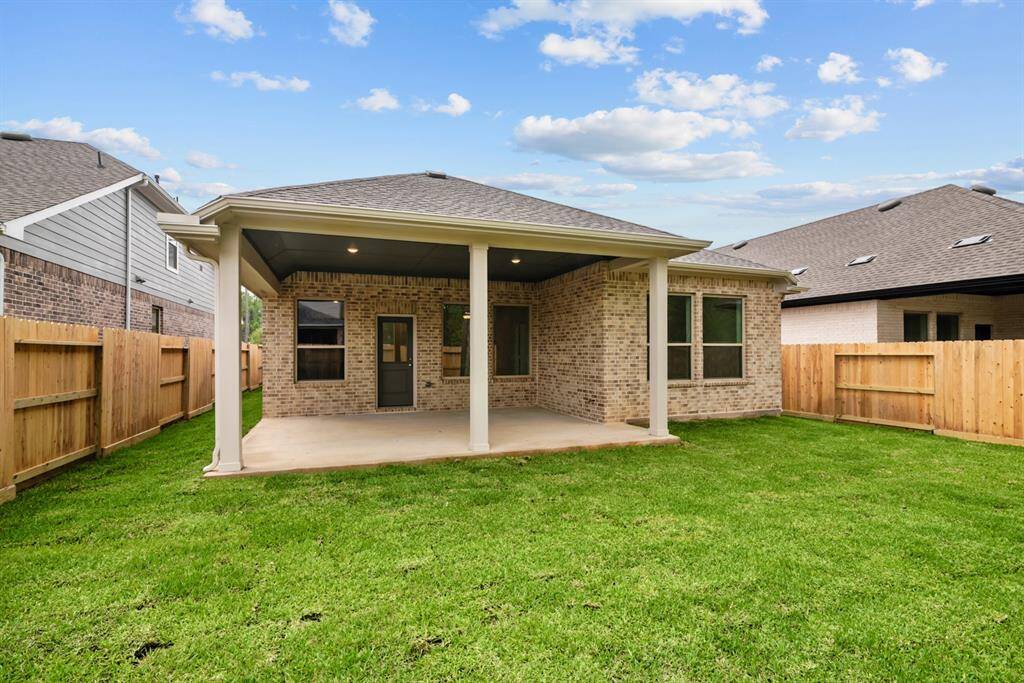 Welcome to The Cloverstone by David Weekley Home. Move-In-Ready Now!