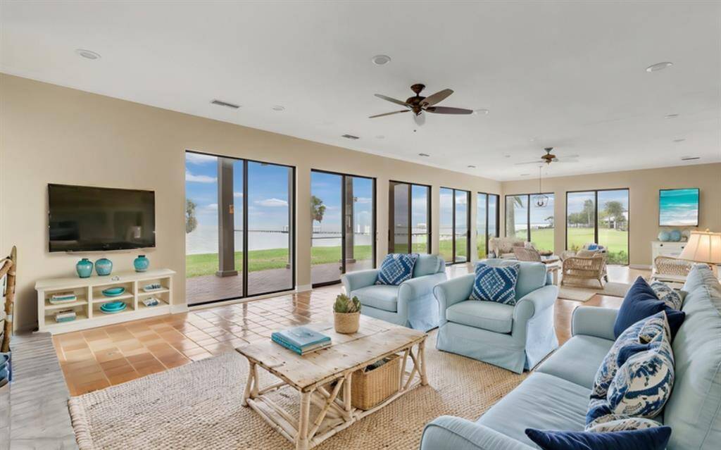 This living area is perfectly positioned to enjoy the awesome views!