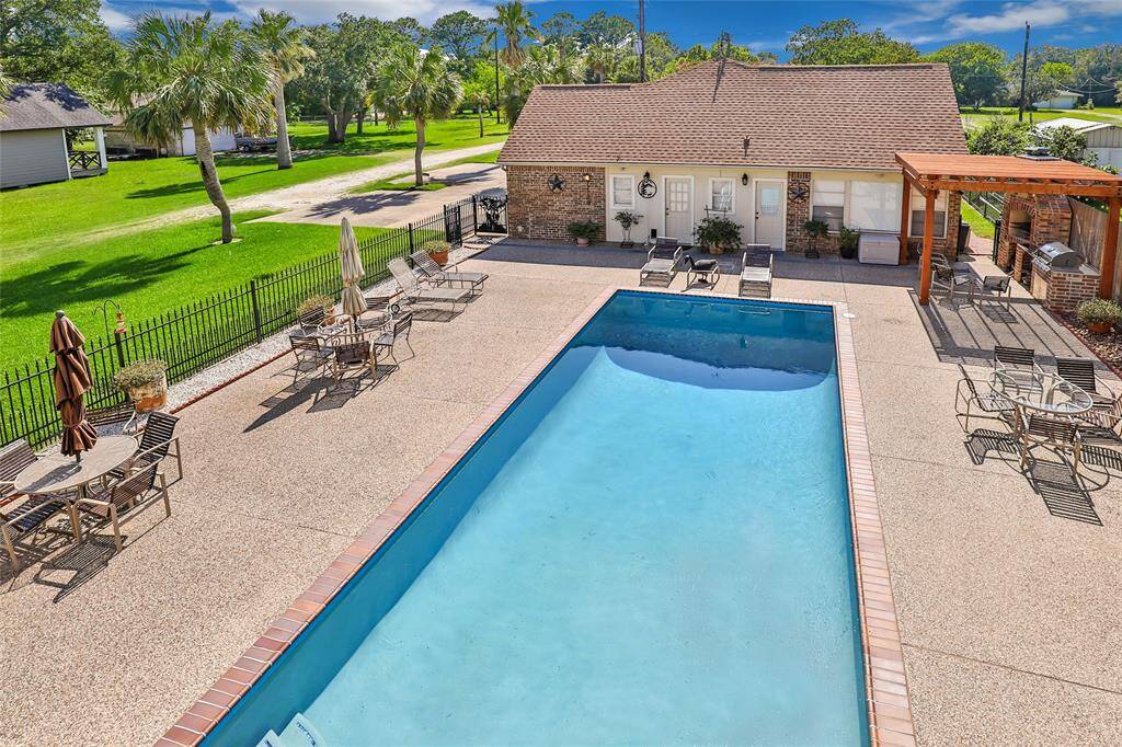 Pool view from upstairs balcony