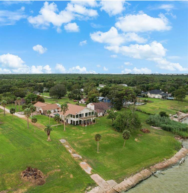 Gorgeous homesite located right on the water.