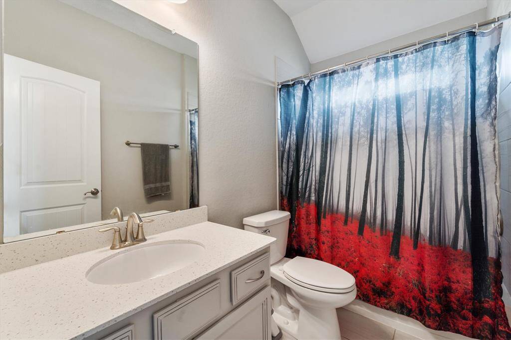 upstairs secondary bath (bath 2)