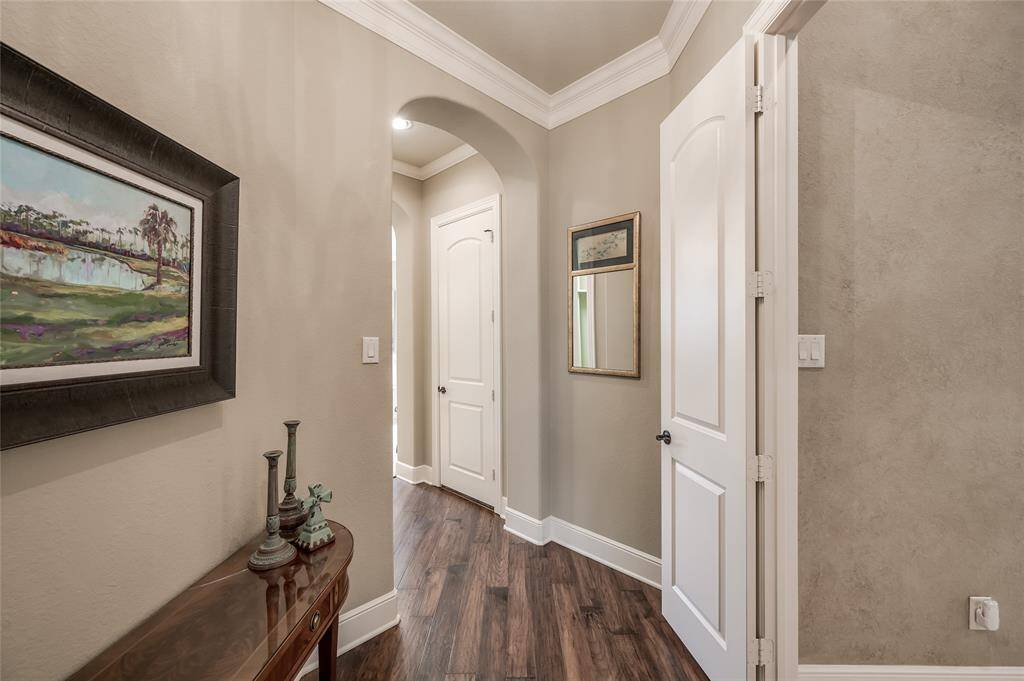 The private vestibule entry leading to the owner's bath and walk-in closet.