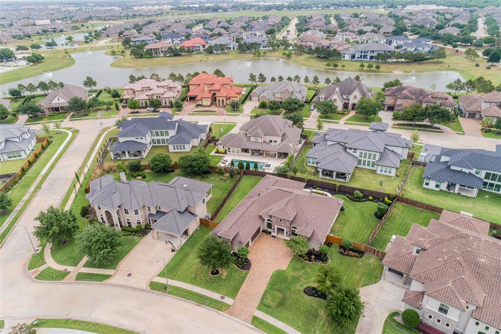 Experience luxury living. Lakes of Bella Terra reflects a beautiful Tuscan design and offers resort-style amenities.