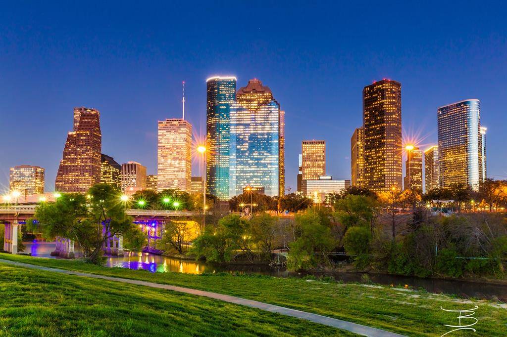 MINUTES FROM DOWNTOWN HOUSTON